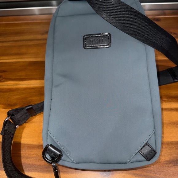 Excellent condition Tumi Harrison Bradner sling bag * Dark Navado Grey * - Picture 2 of 6